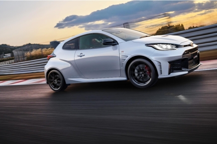 RZ“High performance” + Aero performance package［GR-DAT（8AT・4WD）］